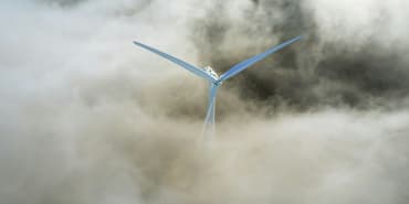 Race against the benchmark to decarbonise portfolios
